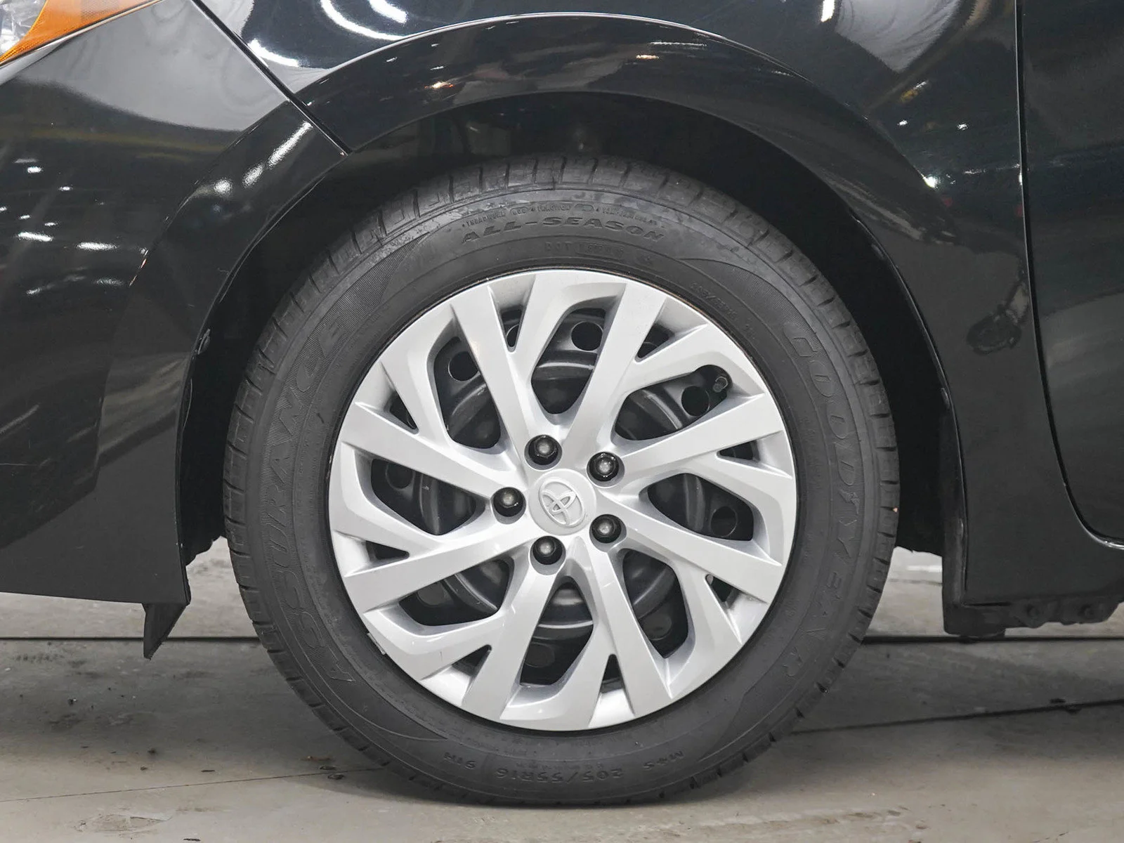 Used 2018  Toyota LE image 26