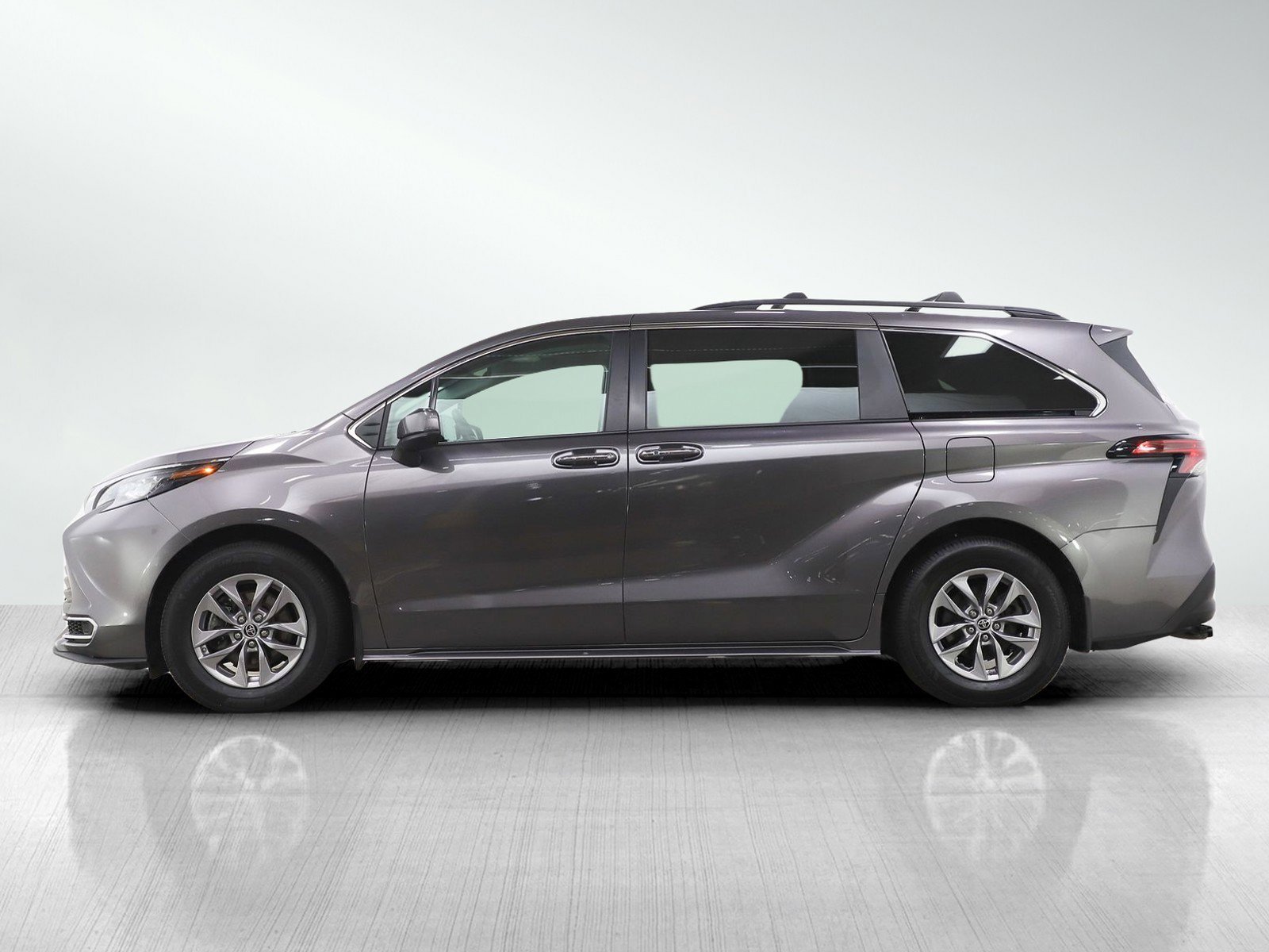 Used 2022 Toyota Sienna LE with VIN 5TDGRKEC3NS124495 for sale in Minneapolis, Minnesota