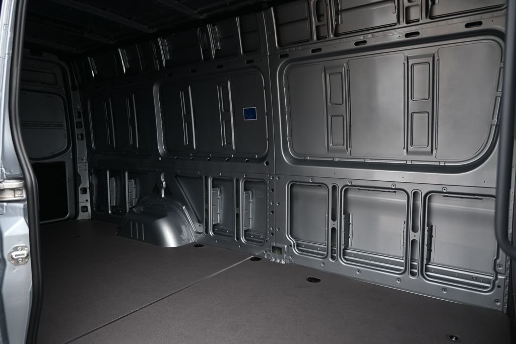 Used 2026 High-tech silver metallic Mercedes-Benz Cargo 170 WB image 21