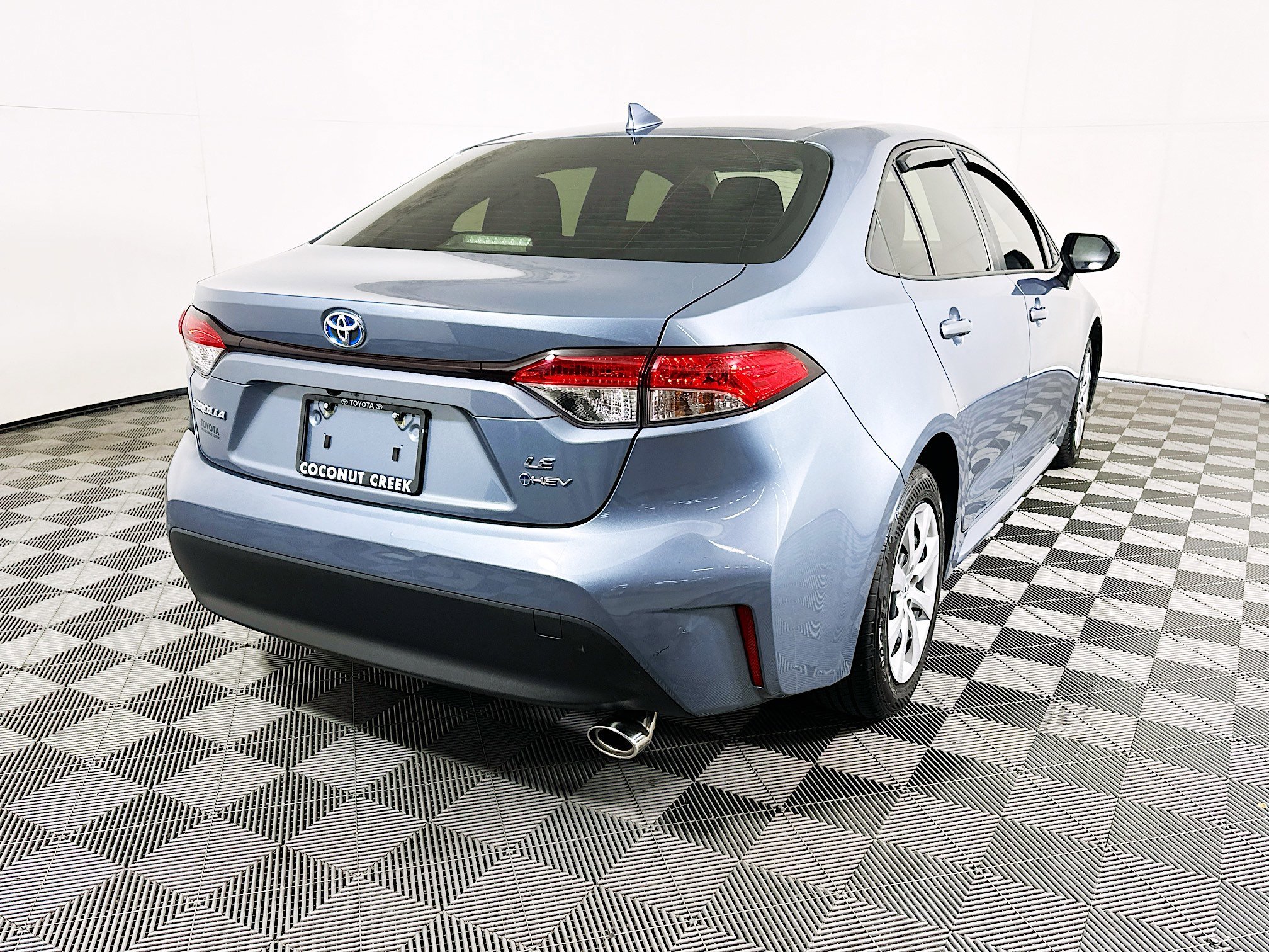 Used 2025 Celestite Toyota Hybrid LE image 3