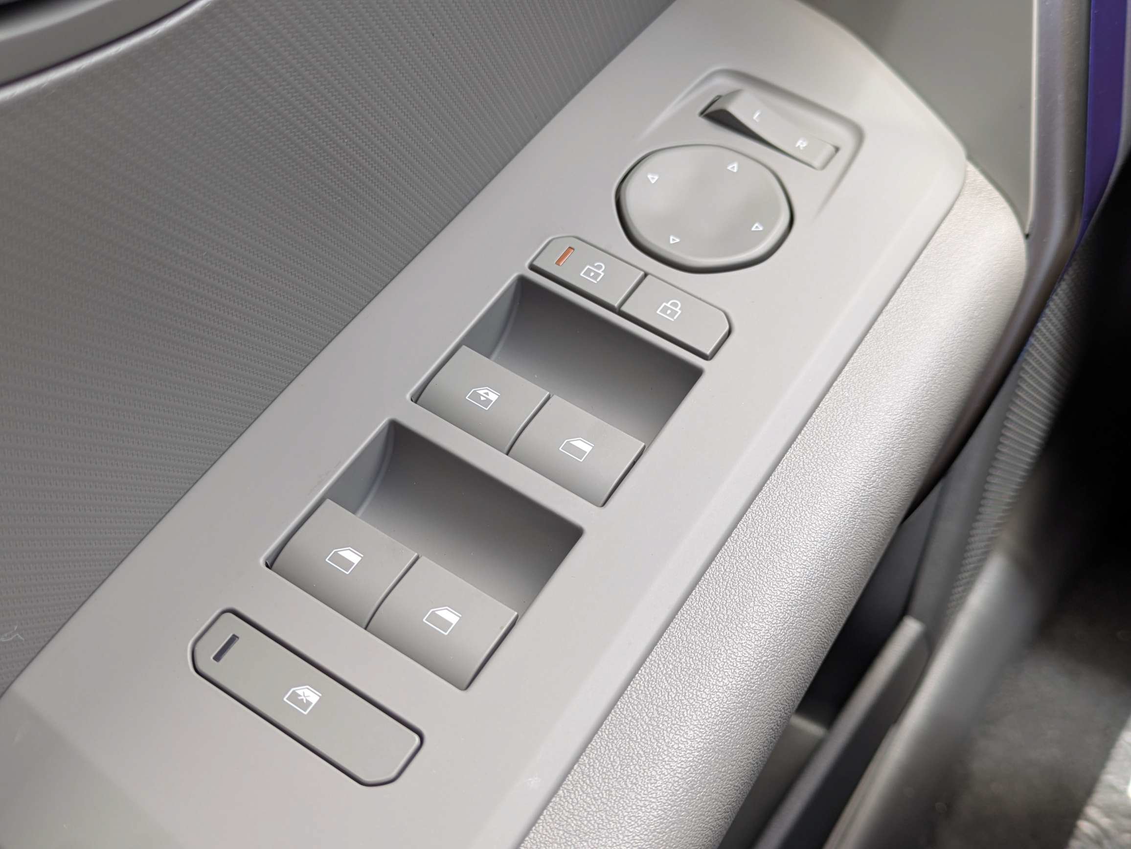 New 2027 Ivory Silver Kia LX image 27