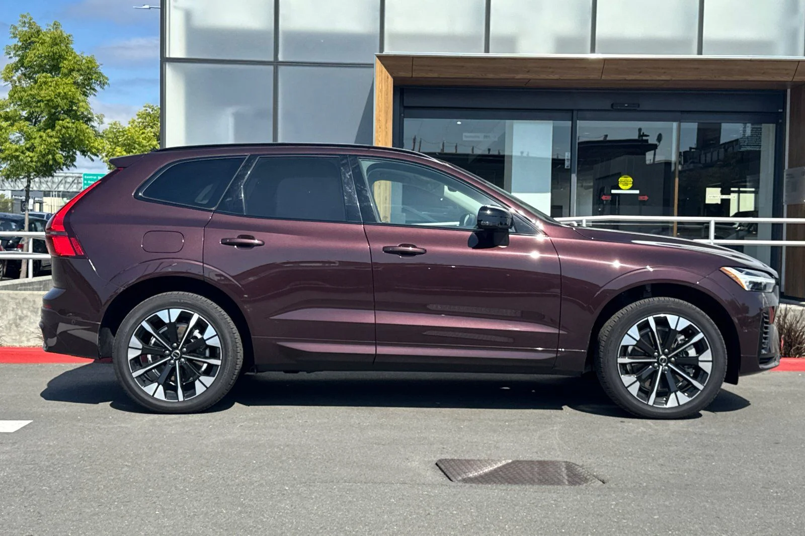 New 2026 Mulberry Red Volvo T8 Ultra image 8