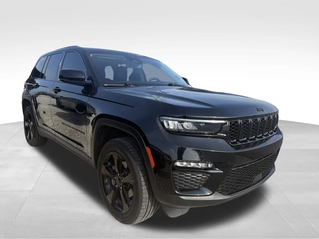 Used 2023 Diamond Black Jeep Limited image 13