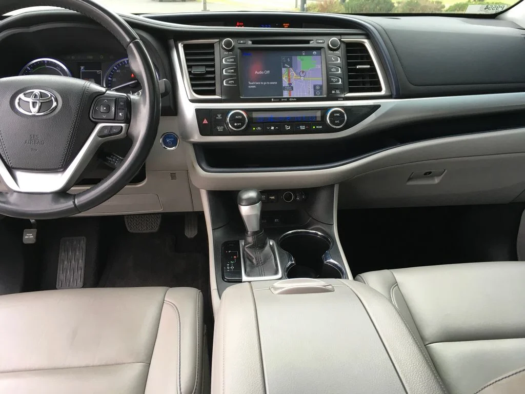 Used 2019 White Toyota XLE image 26