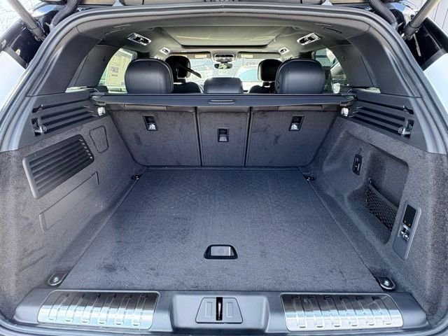 New 2026 Ostuni Pearl White Land Rover Dynamic SE image 43