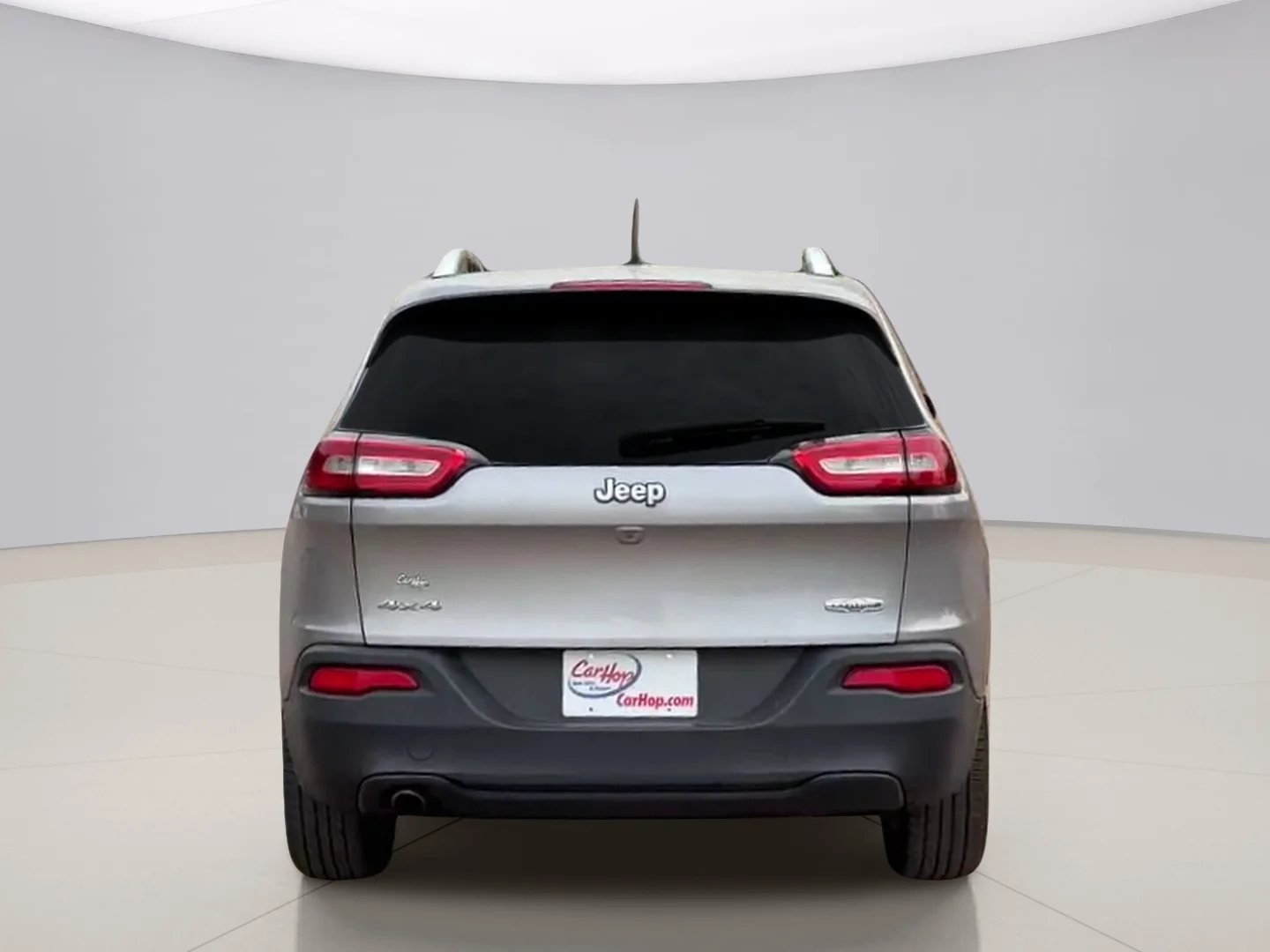 Used 2018 Silver Jeep LATITUDE image 4