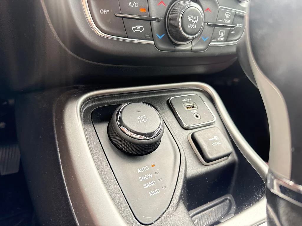 Used 2020 Black Jeep Latitude image 22