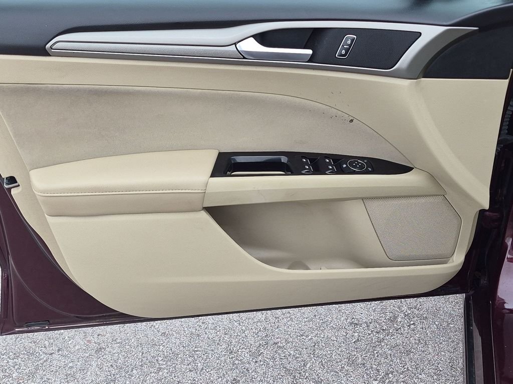 Used 2013 Red Ford SE image 12