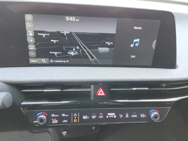 Used 2022 White Kia Wind image 26