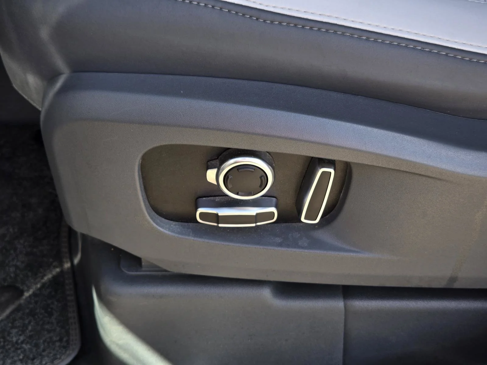 Used 2025 Gray Land Rover V8 image 31