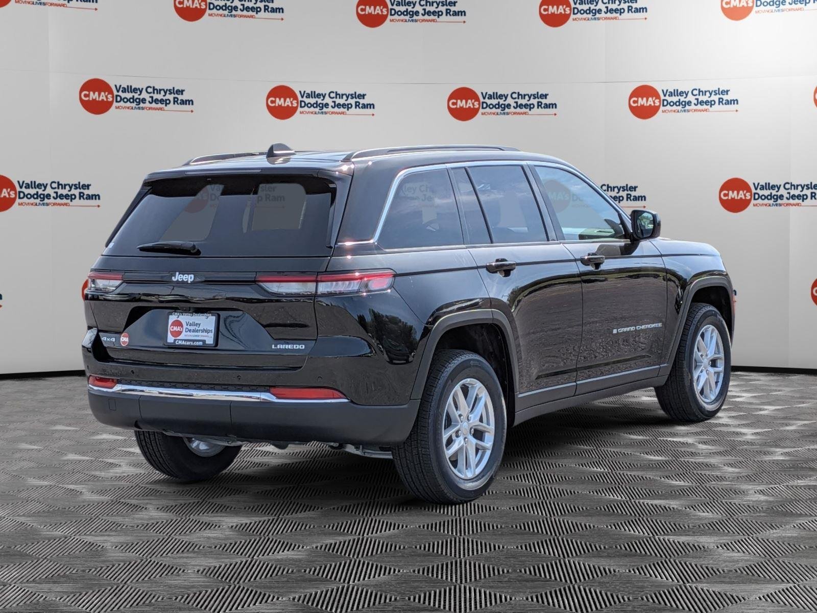 New 2026 Diamond Black Crystal Pearl-Coat Exterior Paint Jeep Laredo X image 5