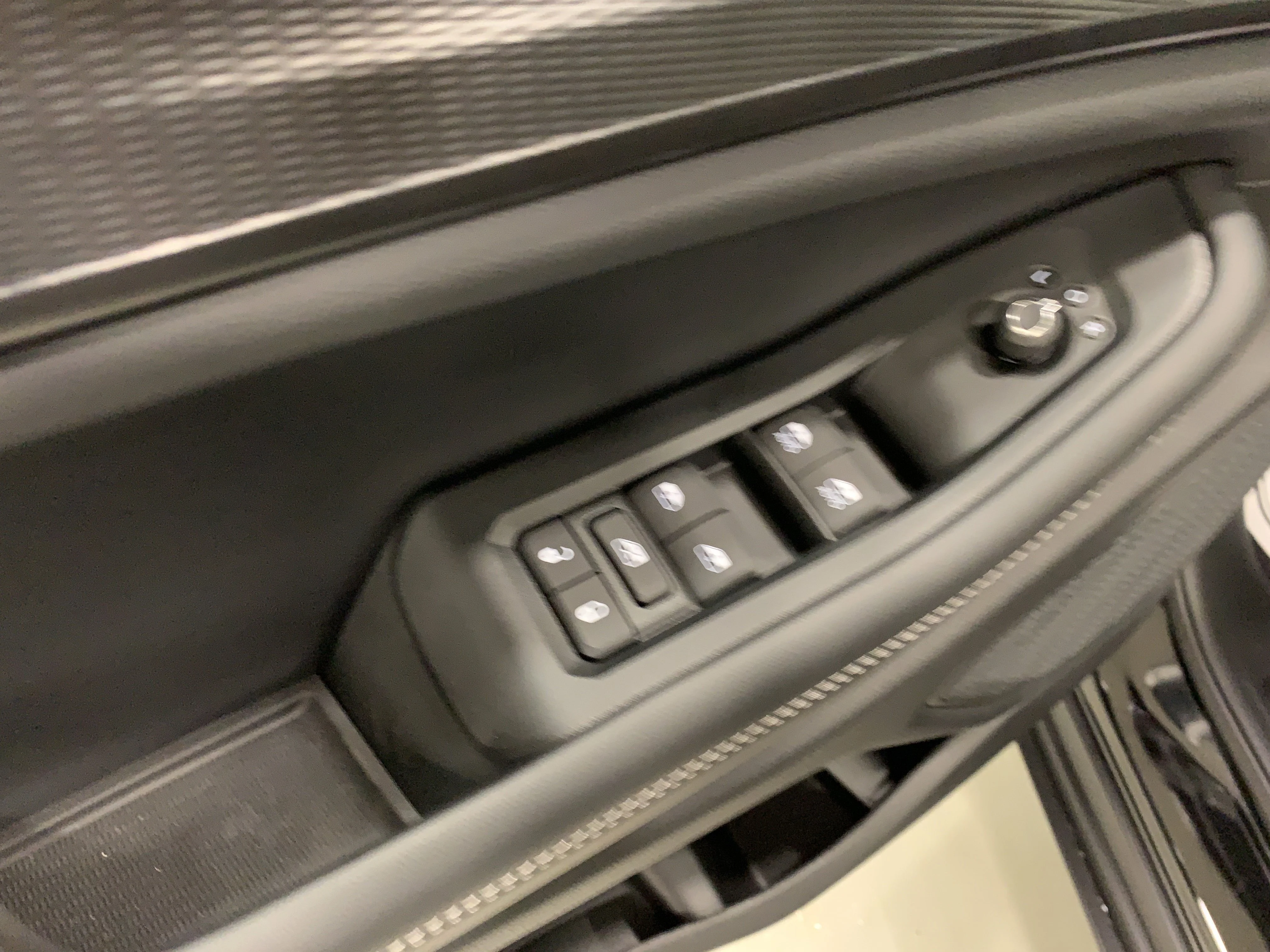 New 2025 Diamond Blk Crystal Pearl Jeep Altitude image 15