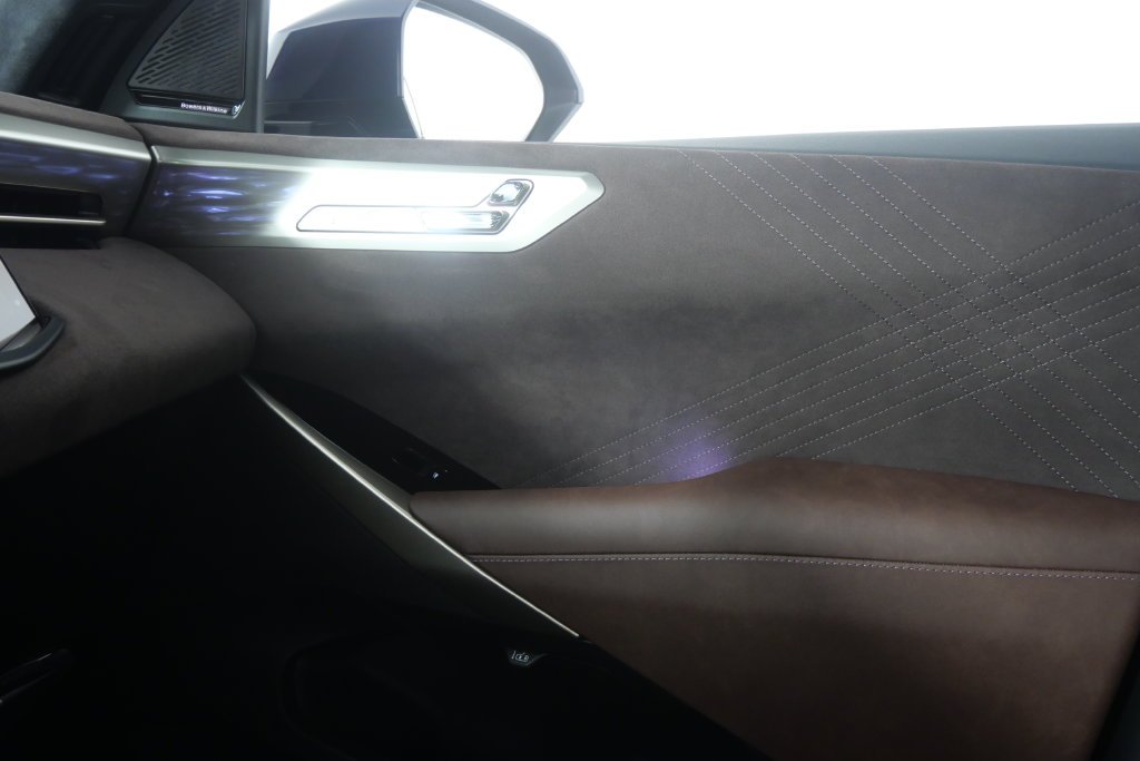 New 2027 Tanzanite Blue II Metallic BMW  image 28