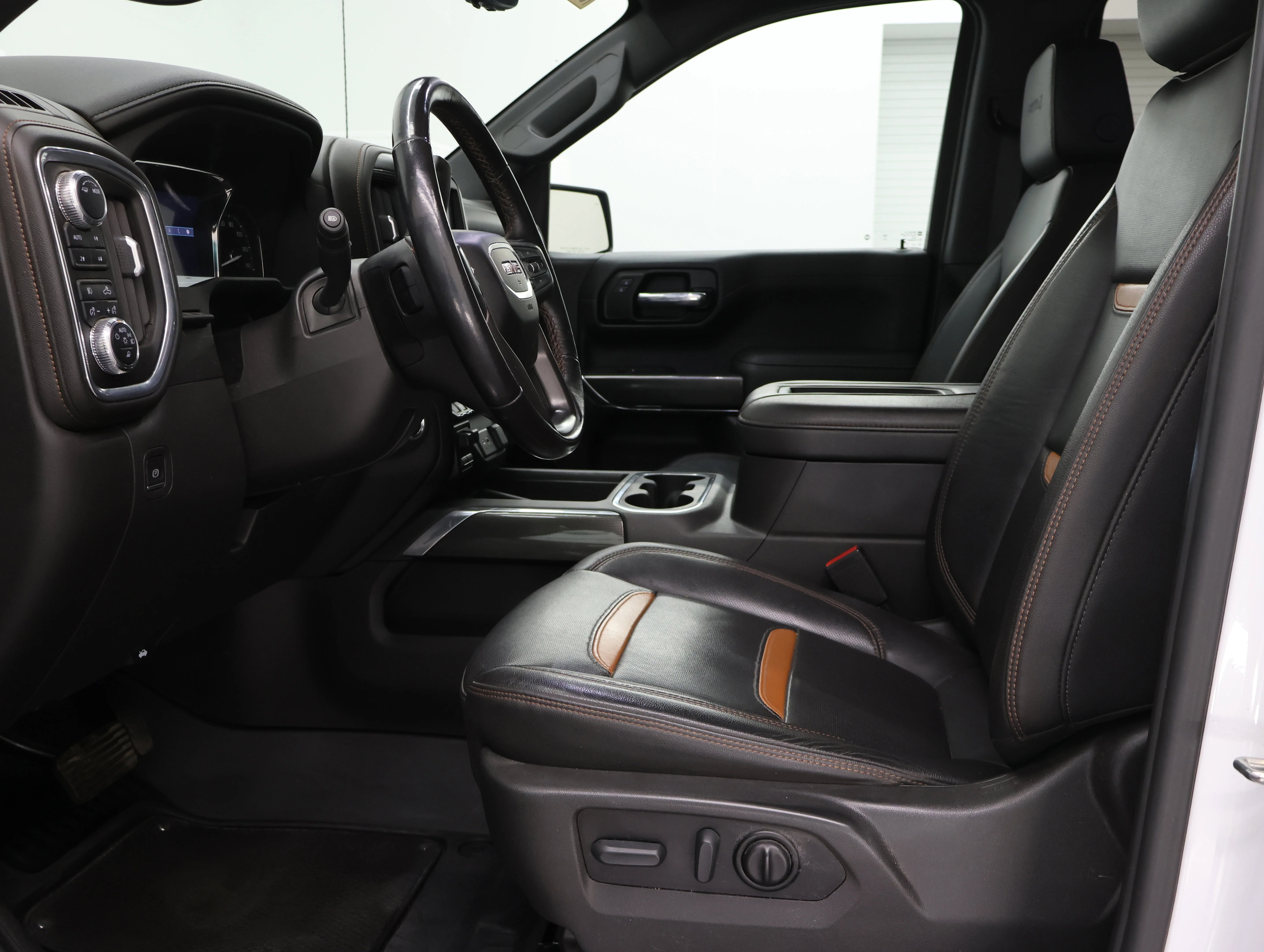 Used 2022 Summit White GMC AT4 image 8