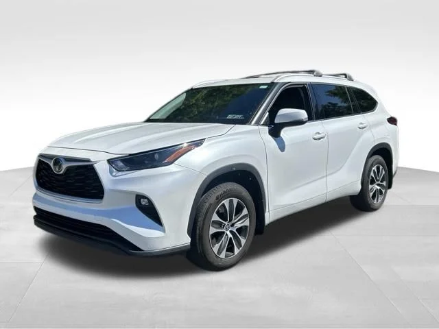 Used 2022 Beige Toyota XLE image 1