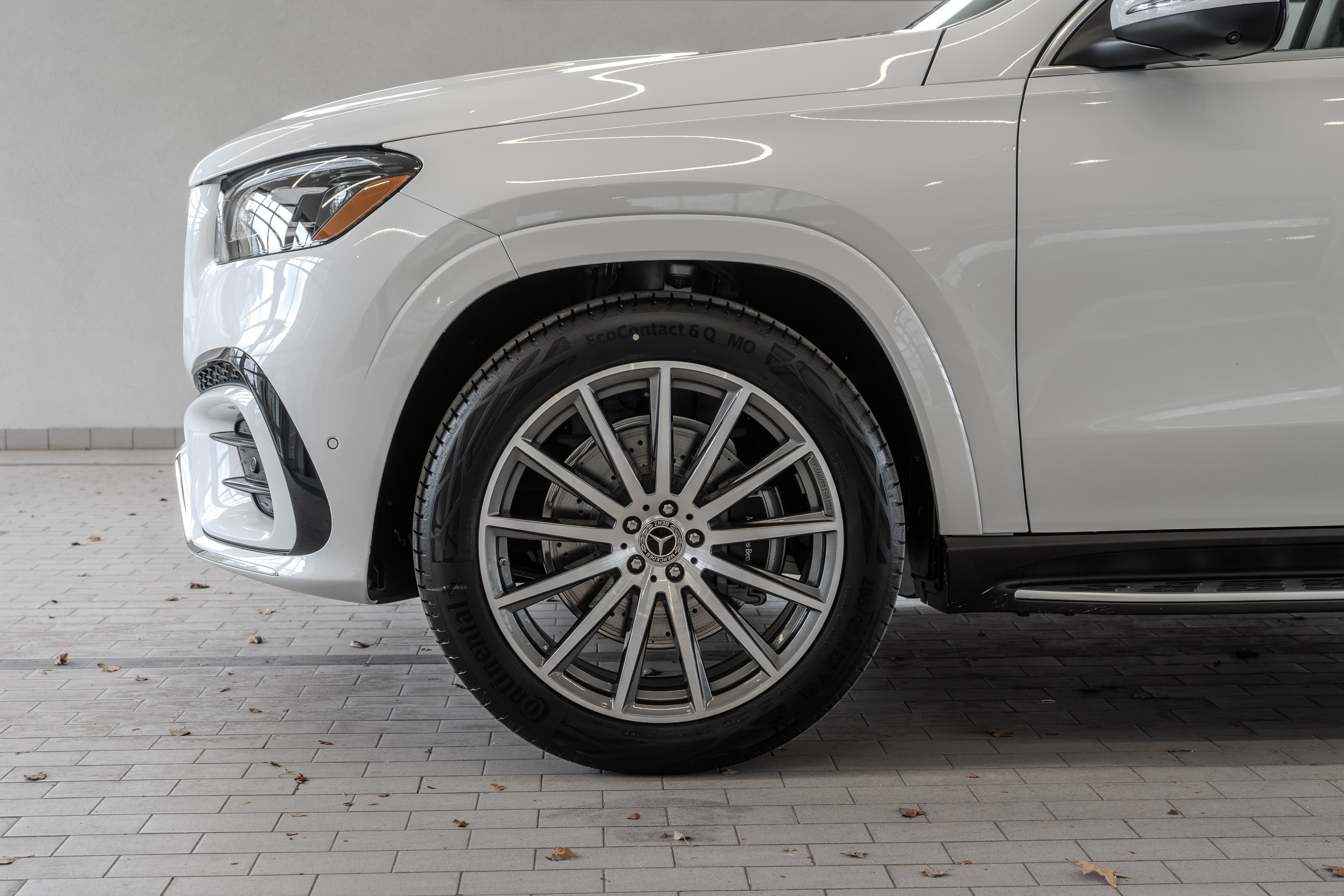 New 2026 MANUFAKTUR Moonlight White Metallic Mercedes-Benz GLS 450 image 4