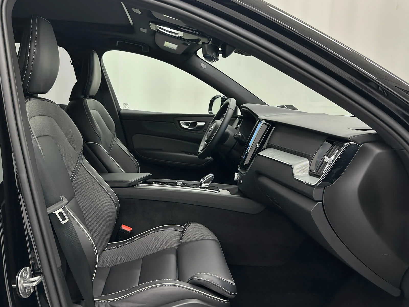 Used 2025 Onyx Black Metallic Volvo Ultra image 18