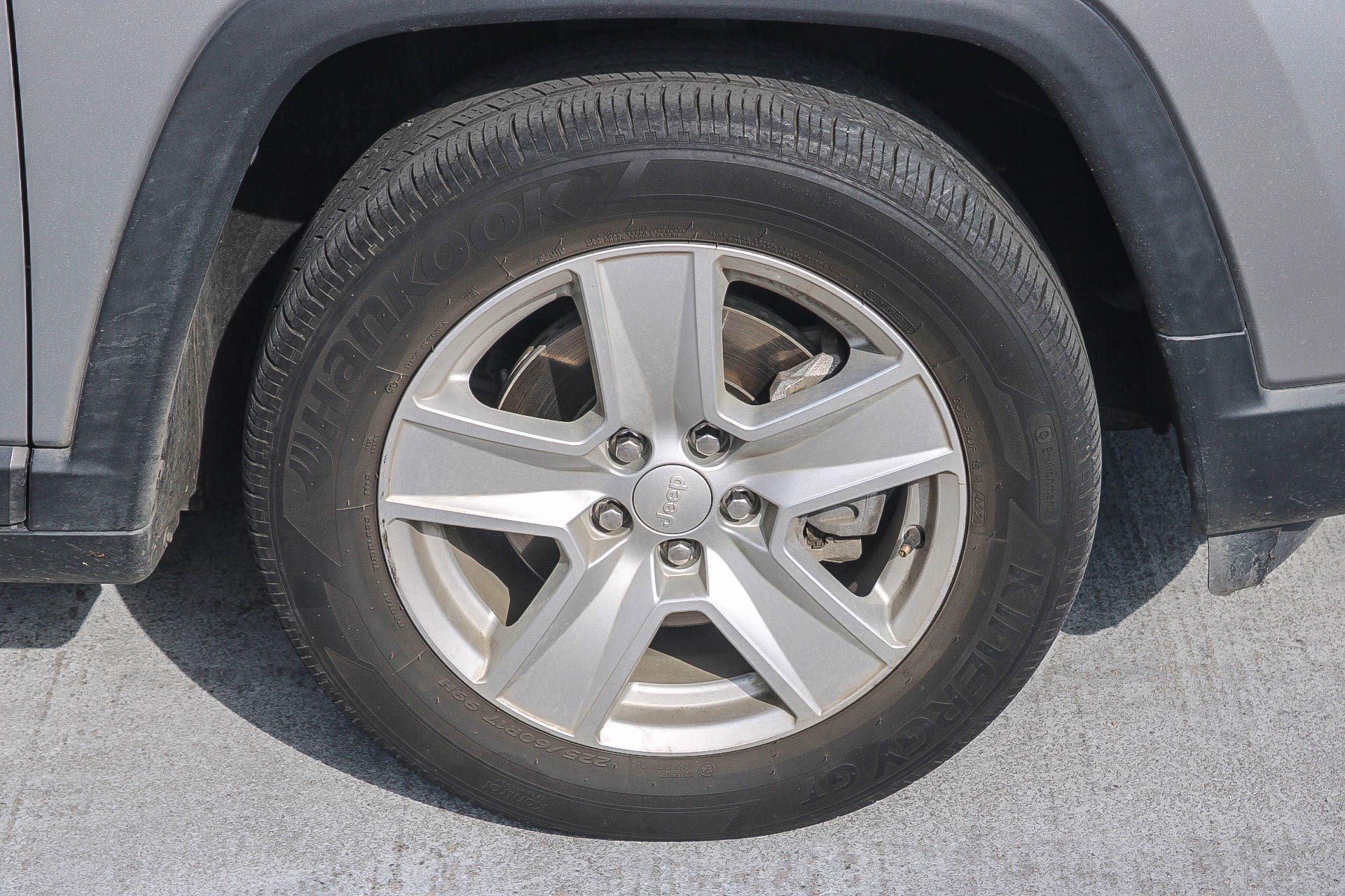 Used 2022 Billet Silver Metallic Clearcoat Jeep Latitude image 16