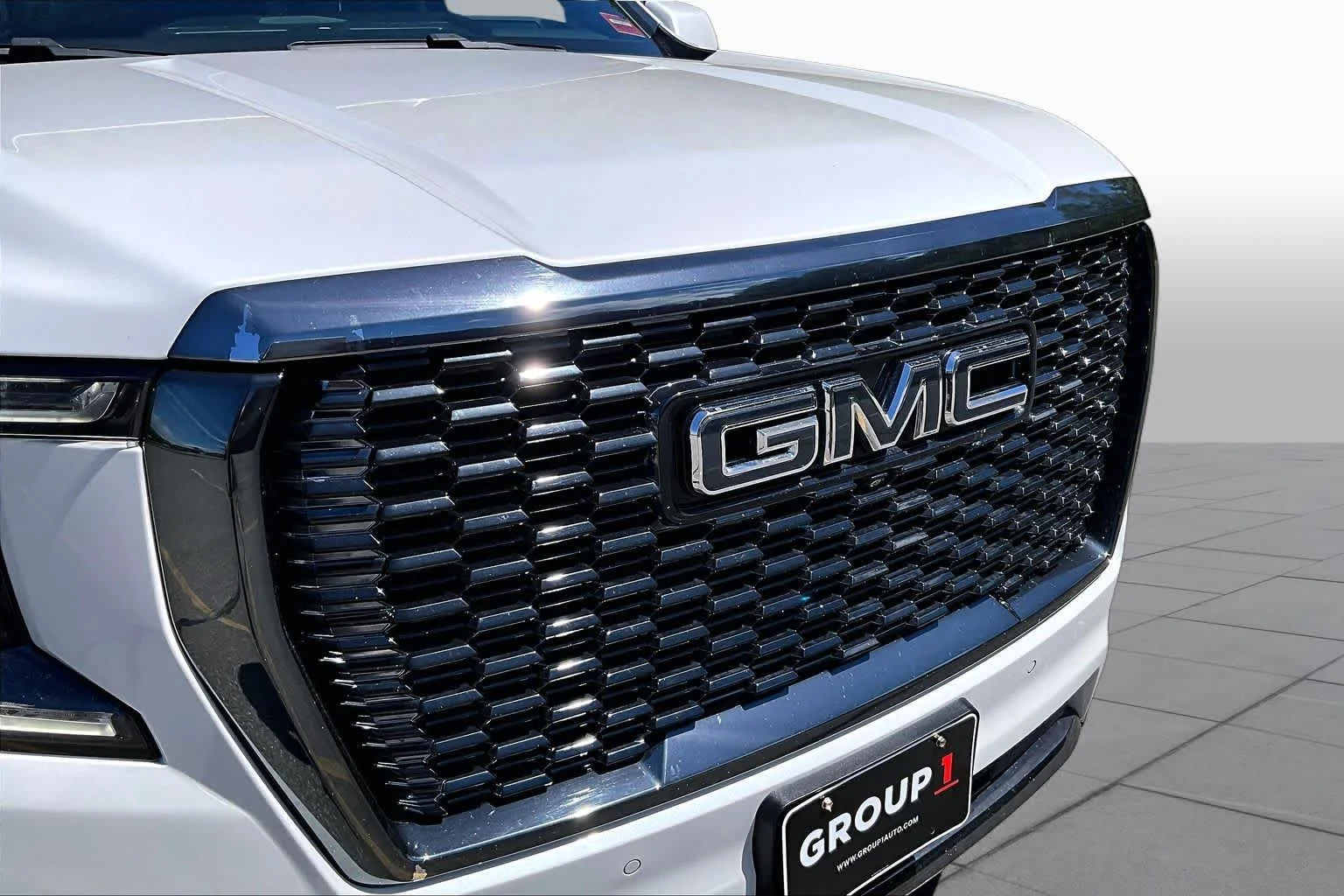 Used 2023 White Frost Tricoat GMC Denali Ultimate image 32