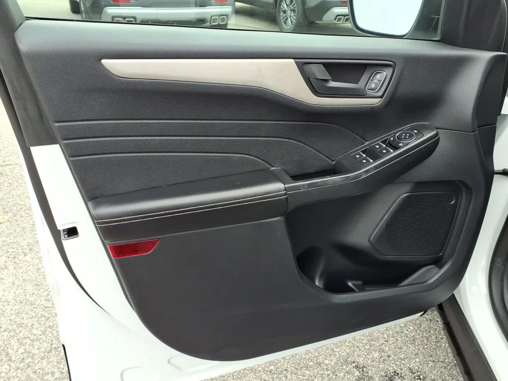 Used 2022 White Ford SE image 16