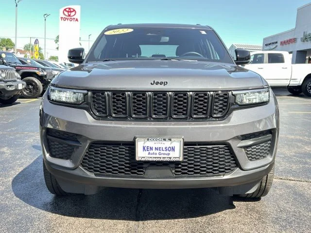 Used 2022 Gray Jeep Altitude image 2