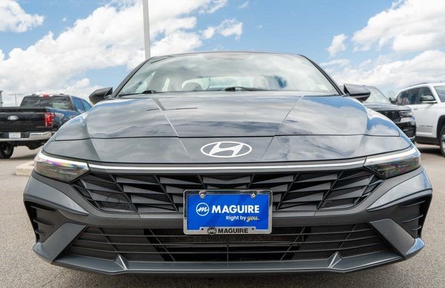 Used 2025 Gray Hyundai SEL Sport image 3