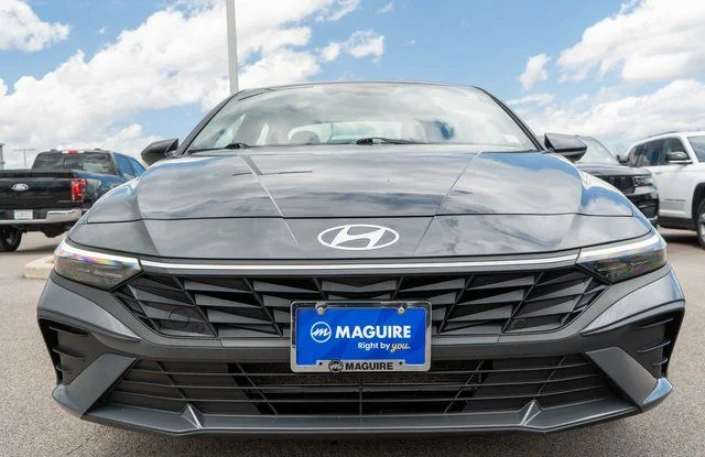 Used 2025 Gray Hyundai SEL Sport image 3