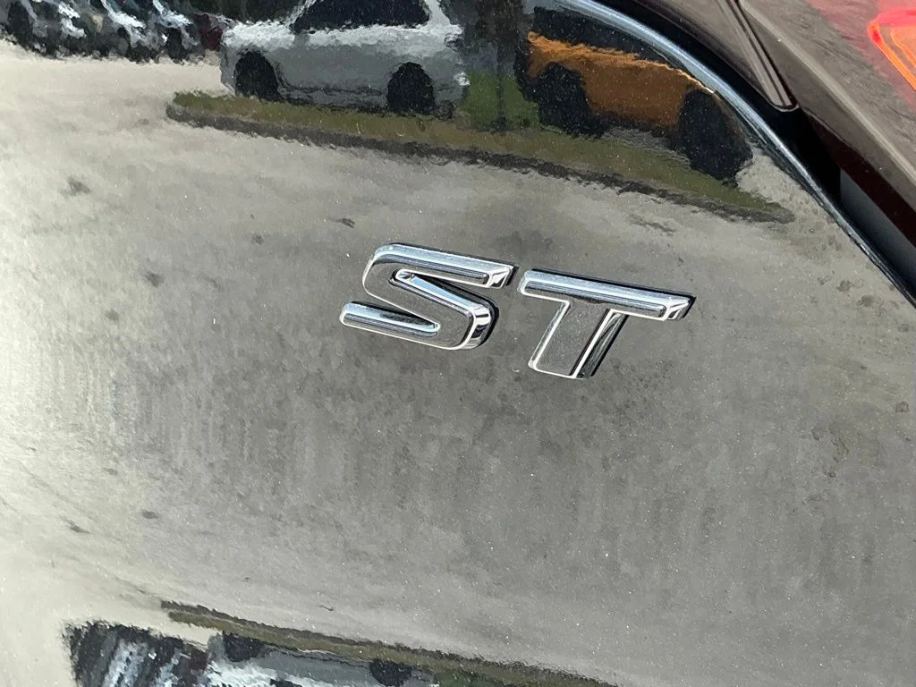 Used 2023 Black Buick Select image 21