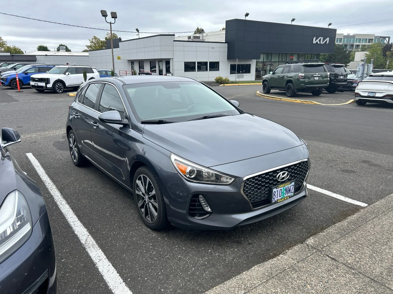 Used 2018 Summit White Hyundai Base image 2