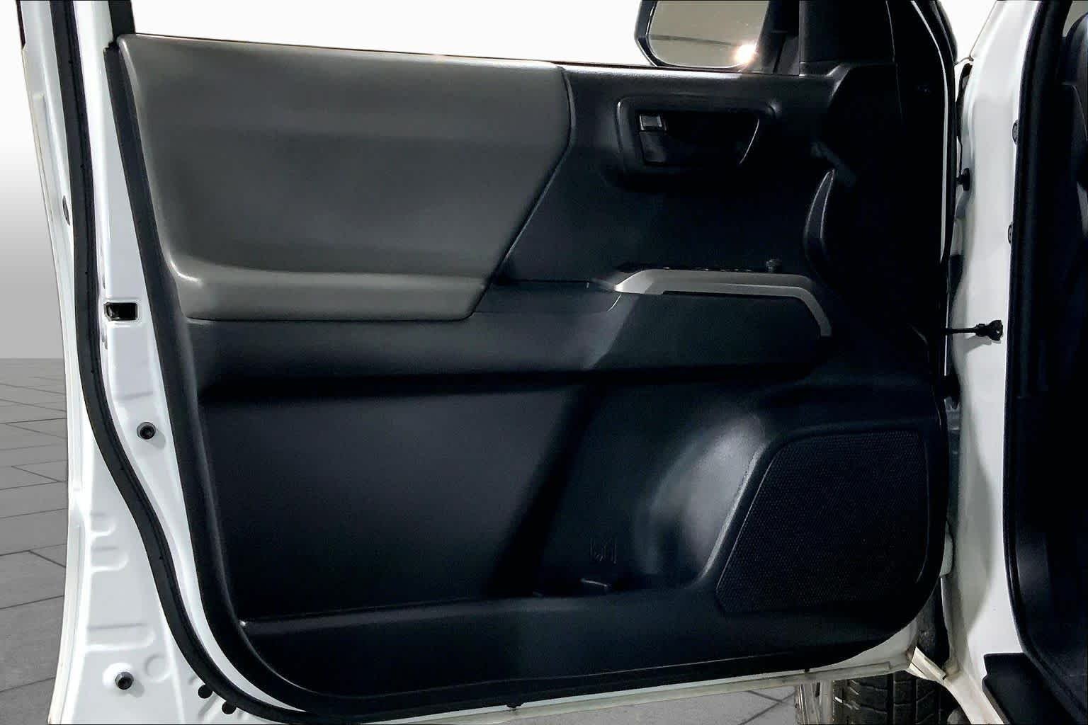Used 2022 White Toyota SR5 image 22