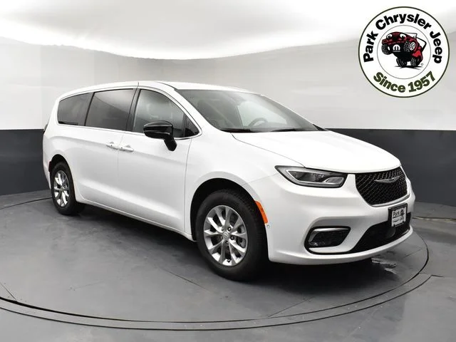 2026 Chrysler Pacifica Select AWD's photo