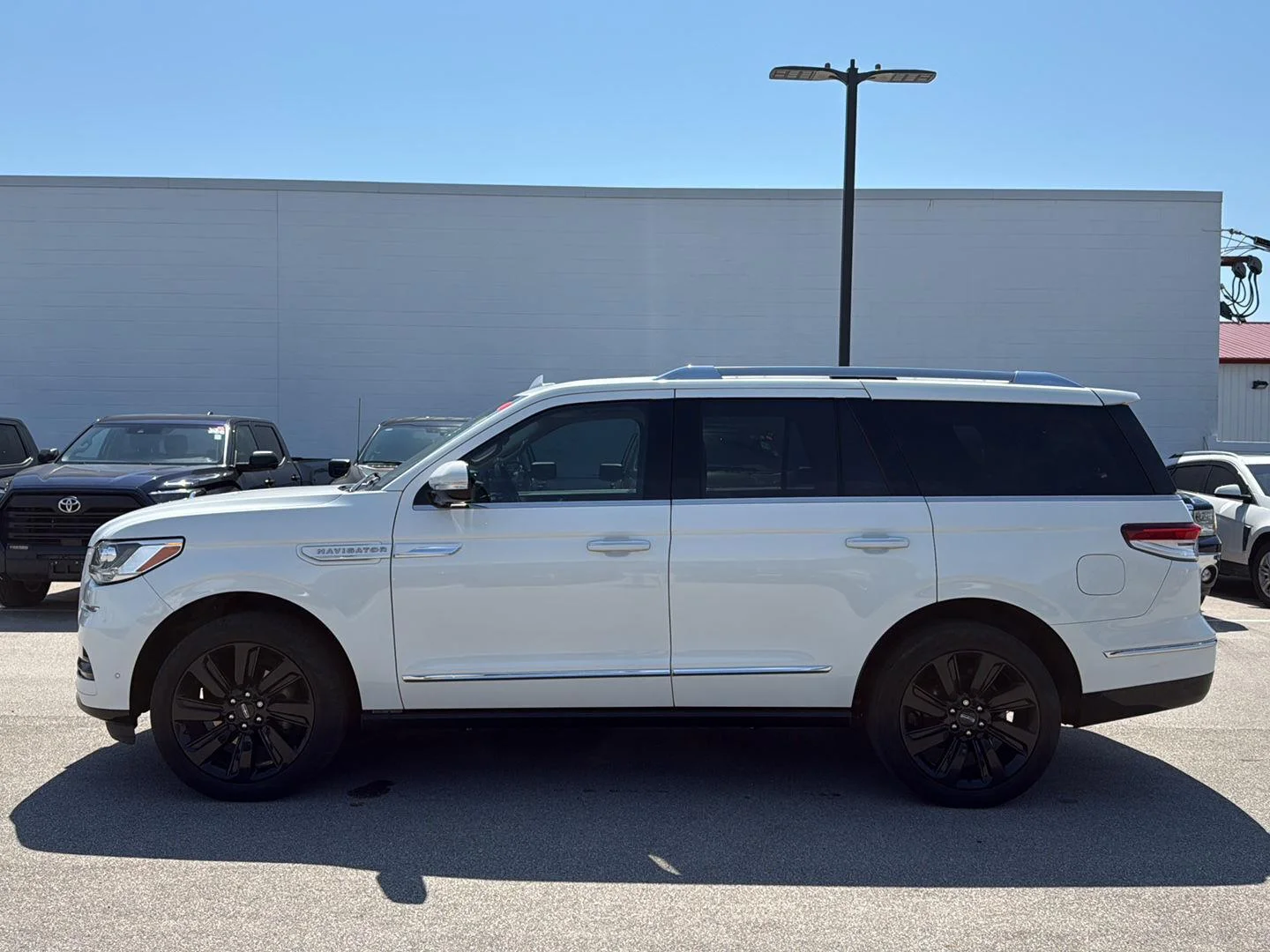 Used 2024 Pristine White Metallic Tri-Coat Lincoln Reserve image 5