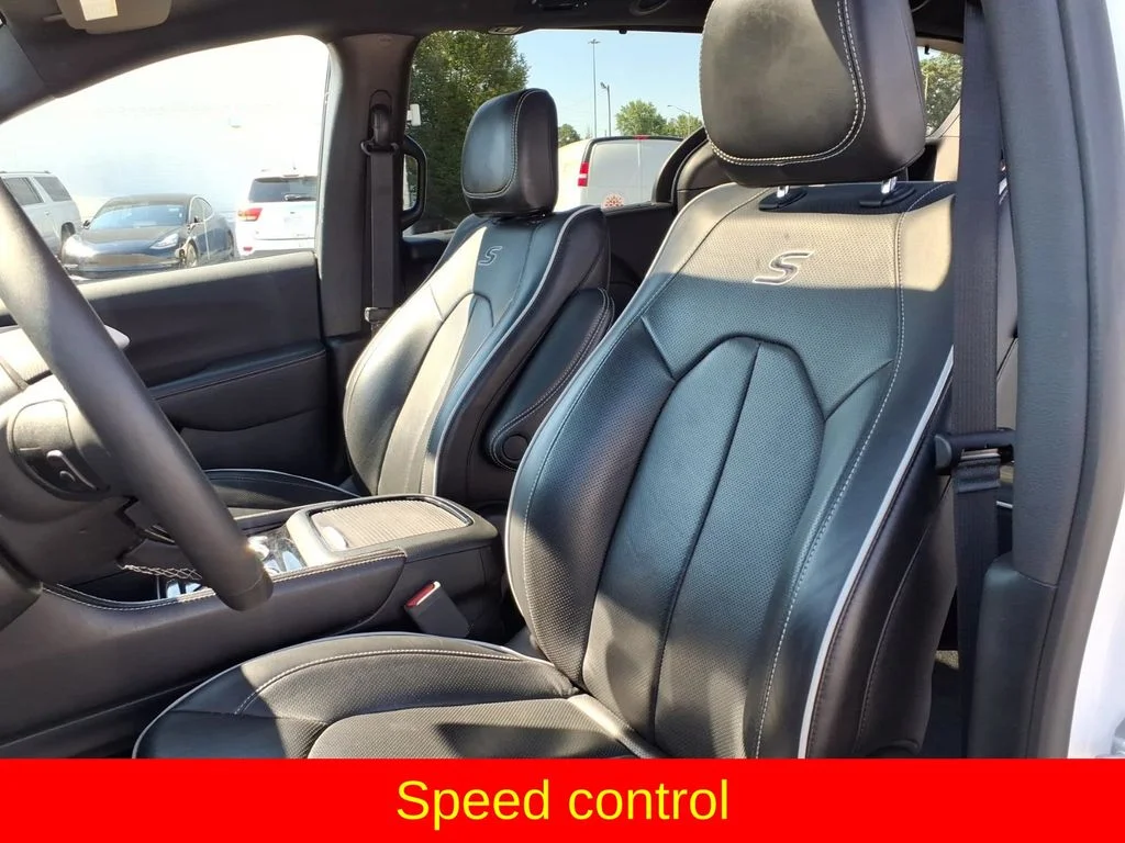 Used 2025 White Chrysler Limited image 21