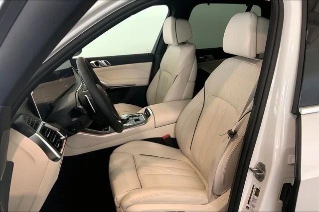 New 2026 Mineral White Metallic BMW sDrive40i image 9