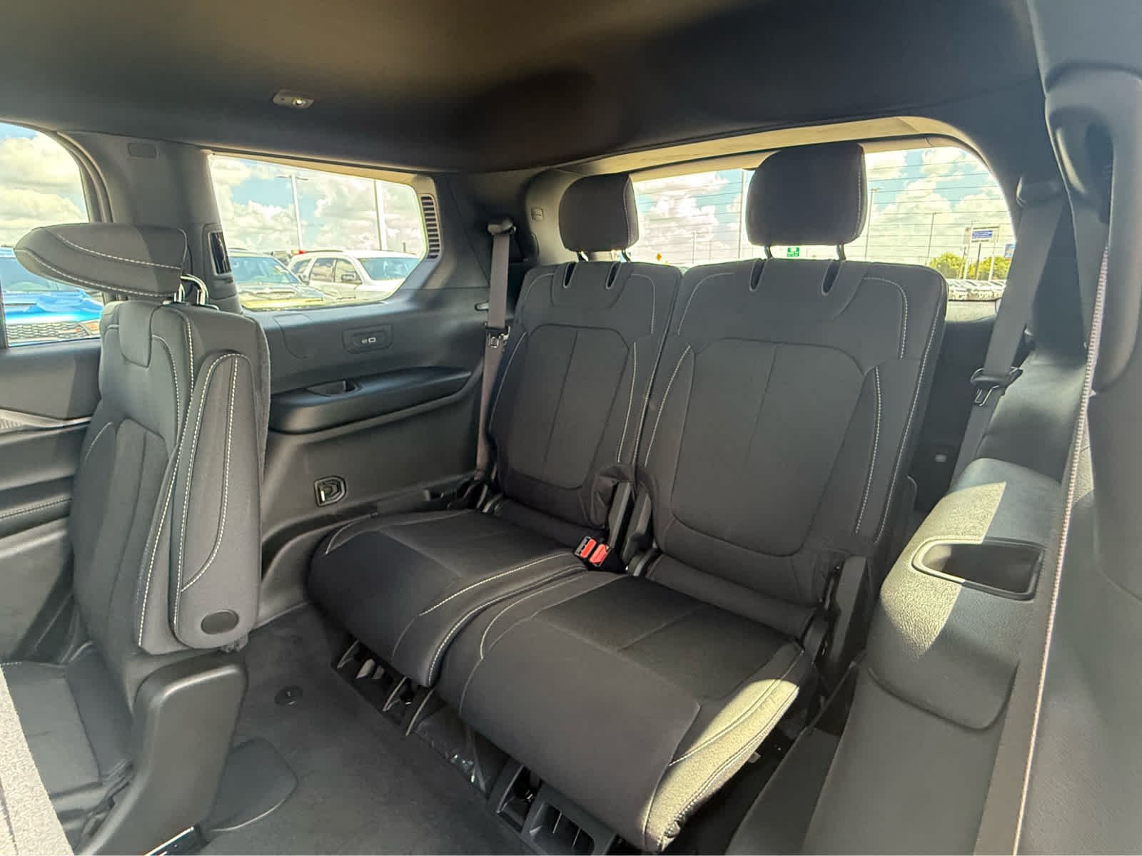 New 2026 Bright White Clear-Coat Exterior Paint Jeep Laredo X image 14