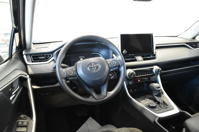 2025 Toyota RAV4 XLE - Photo 15