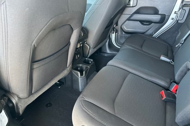Used 2022 Silver Jeep Unlimited Sahara image 11