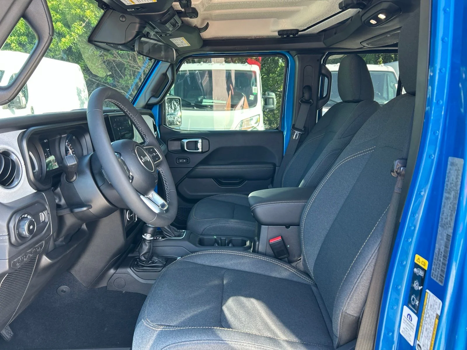 Used 2025 Blue Pearl Jeep Sahara image 9