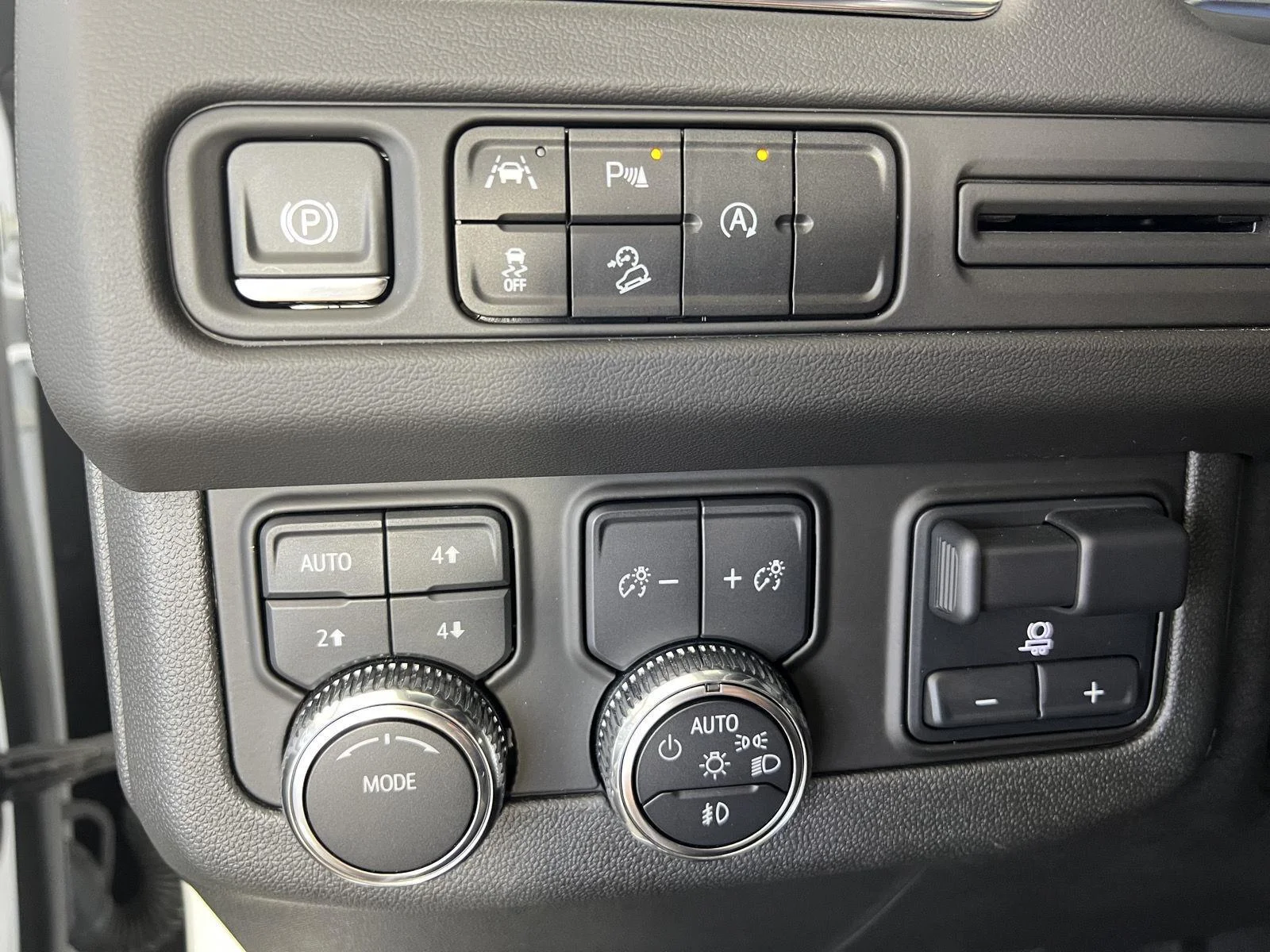 Used 2023 SUMMIT WHITE GMC AT4 image 9