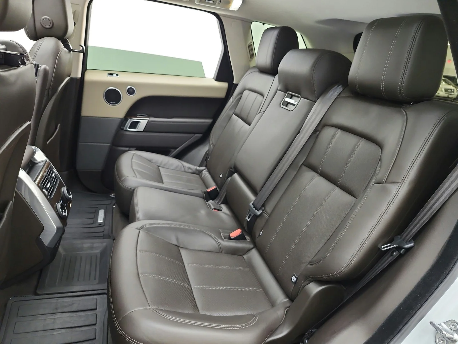 Used 2018 Yulong White Metallic Land Rover Td6 Diesel HSE image 13
