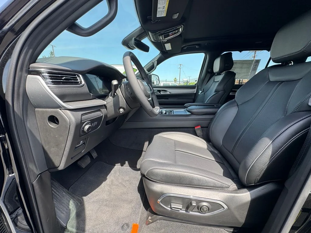 New 2026 High Gloss Black Exterior Paint Jeep Limited Reserve image 20
