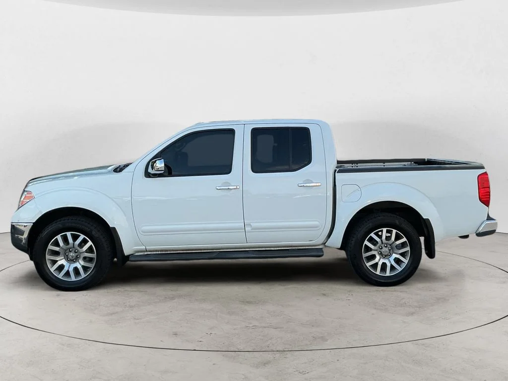 Used 2013 White Nissan SL image 8
