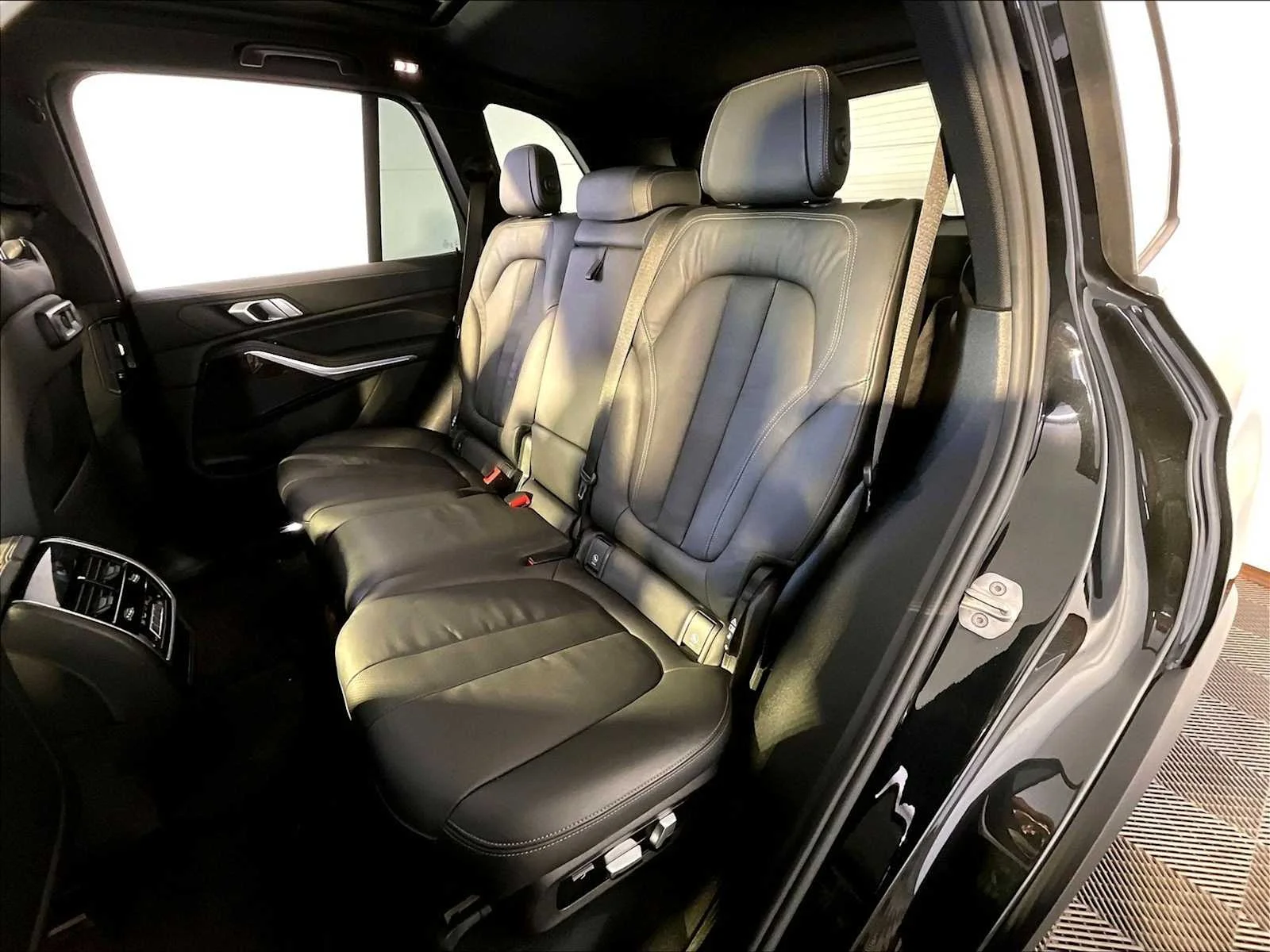 Used 2020 Black Sapphire Metallic BMW xDrive40i image 24