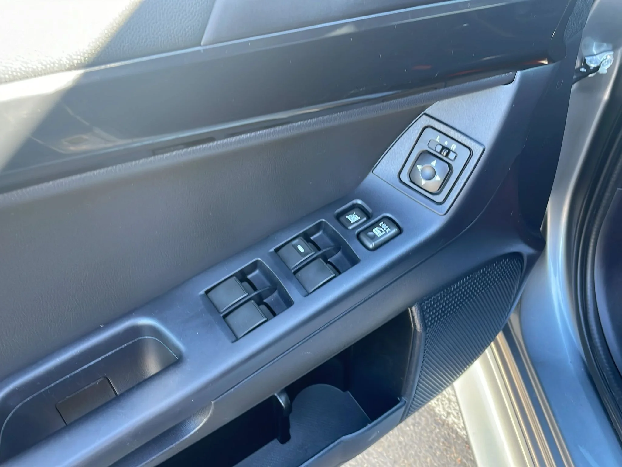 Used 2017 Mercury Gray Pearl Mitsubishi ES image 12