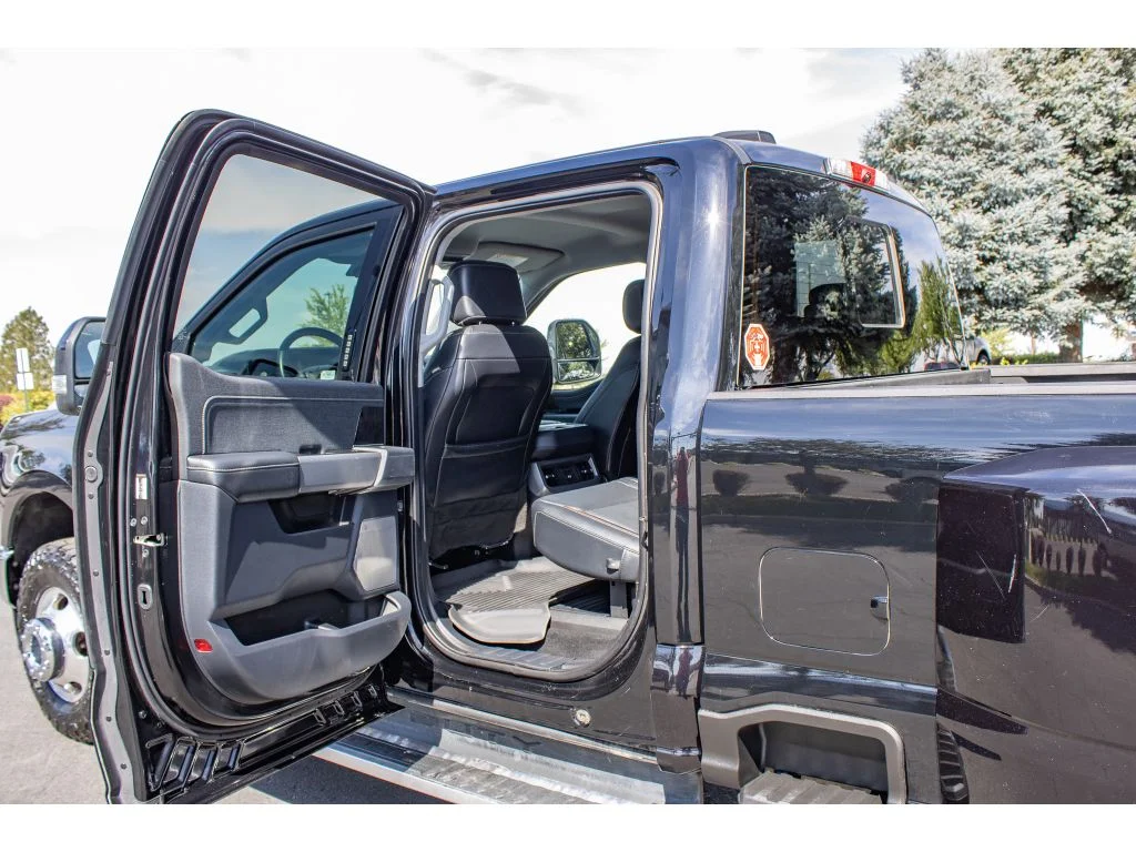 Used 2023 AGATE BLACK Ford LARIAT image 15