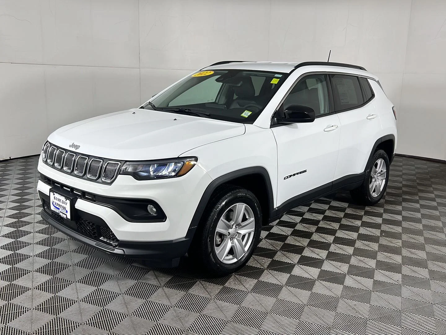 Used 2022 White Jeep Latitude image 9