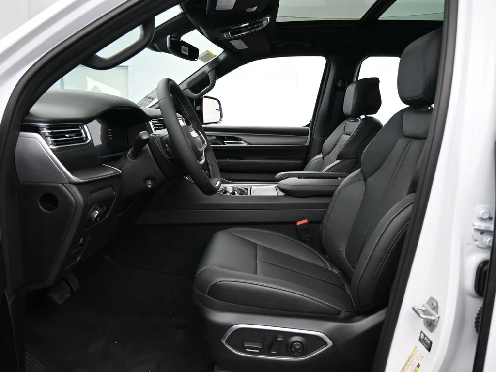 New 2026 Bright White Clear-Coat Exterior Paint Jeep Limited Reserve image 11