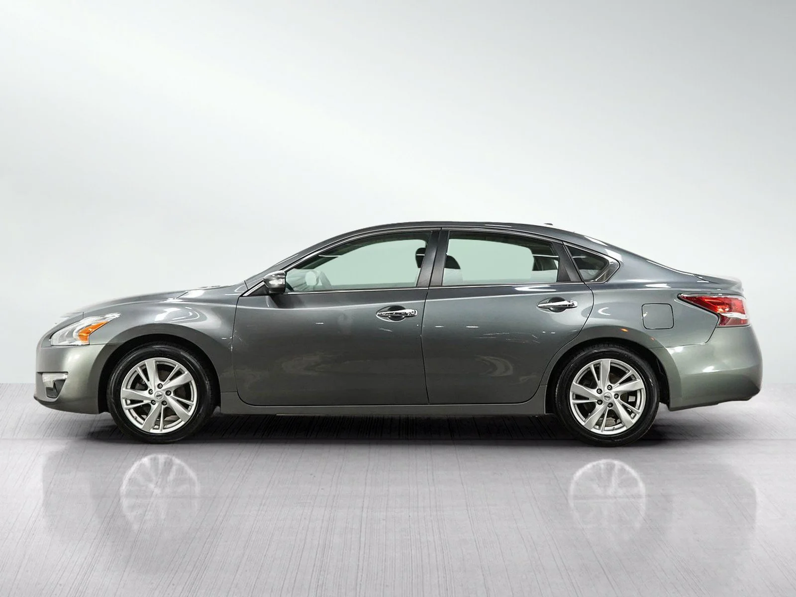 Used 2015 Gun Metallic Nissan 2.5 image 2