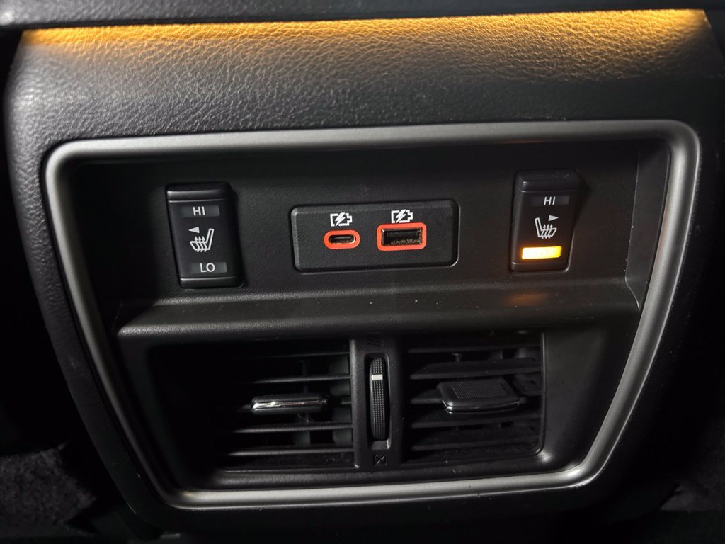 Used 2019 White Nissan Platinum image 28