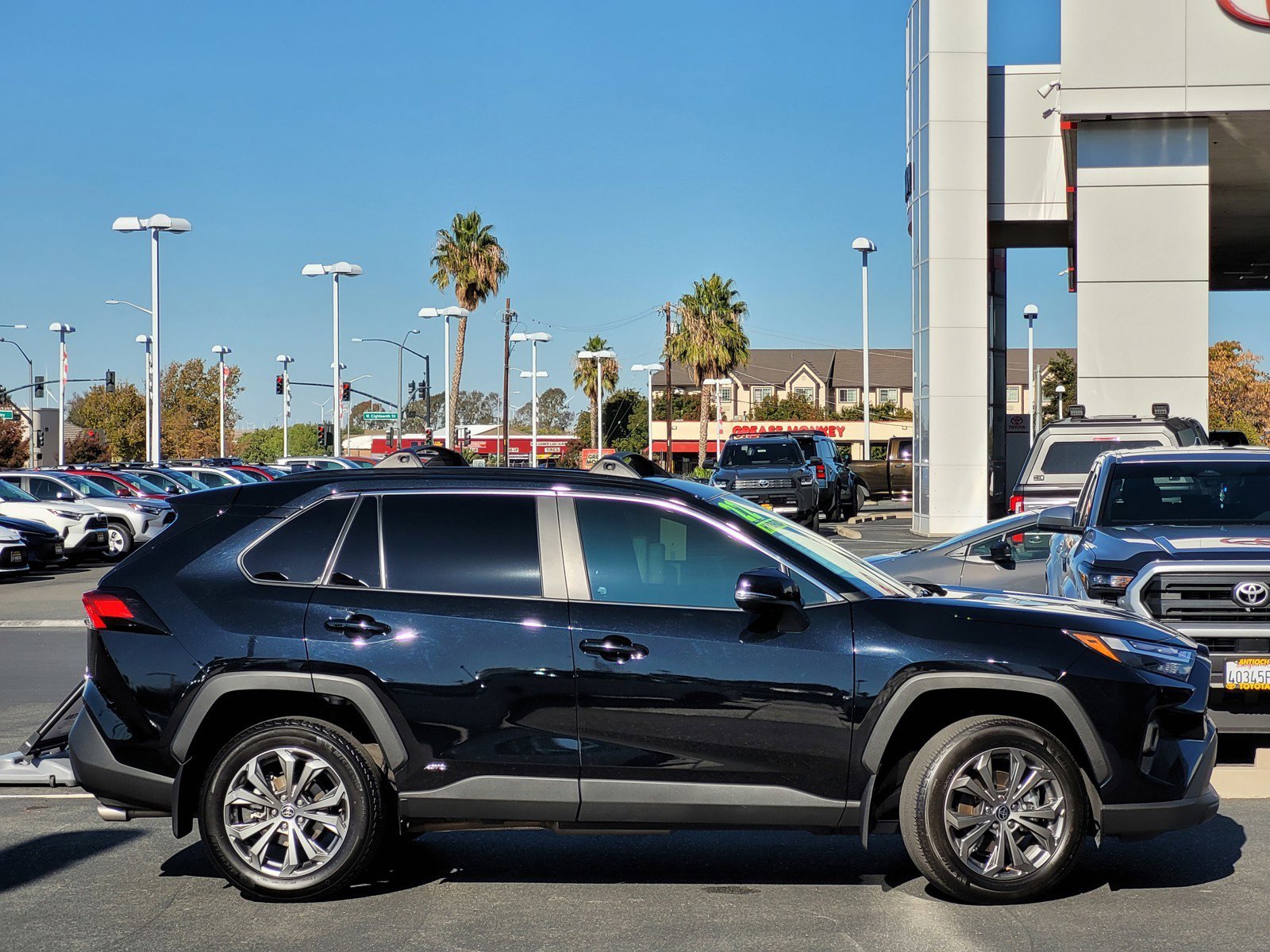 2022 Toyota RAV4 Hybrid XLE Premium photo 3